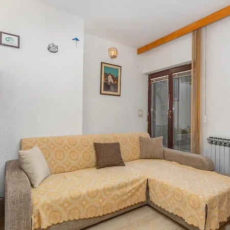 3 Bedroom Stunning Home In Omisalj *