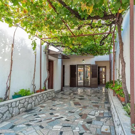 3 Bedroom Stunning Home In Omisalj Omisalj