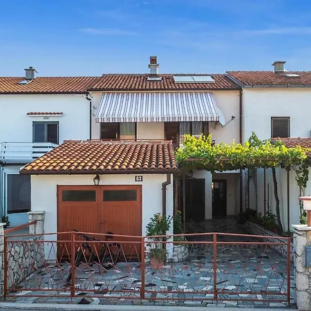 3 Bedroom Stunning Home In Omisalj * Omisalj