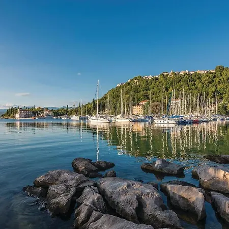 3 Bedroom Gorgeous In Omišalj