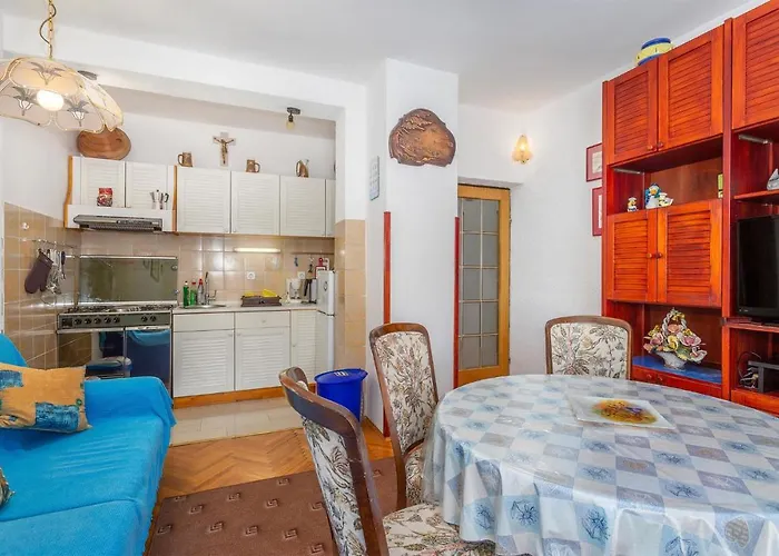3 Bedroom Stunning Home In Omisalj * Omisalj