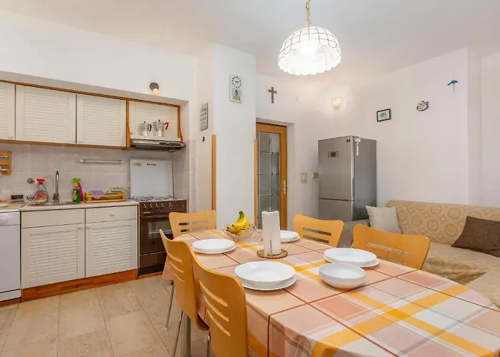 Vikendica 3 Bedroom Stunning Home In Omisalj