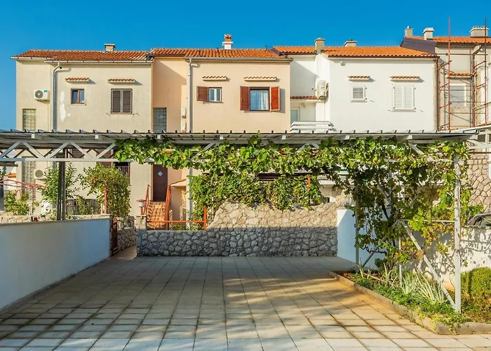 3 Bedroom Stunning Home In Omisalj Vikendica