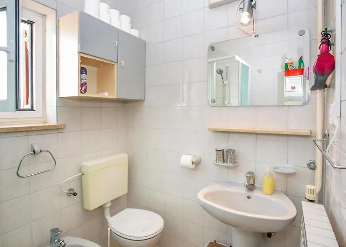 3 Bedroom Stunning Home In Omisalj * Omisalj