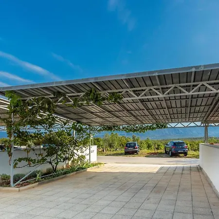 3 Bedroom Stunning In بيت للعطل Omišalj